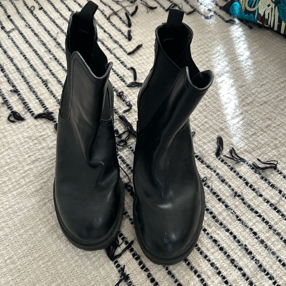 Urban Outfitters Black Chunky Chloe Chelsea Boot - Picture 2 of 8
